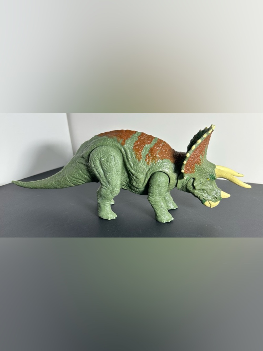 Jurassic World Dominion Roar Strikers Triceratops Dinosaur Action Figure